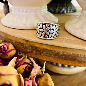 RETIRED • James Avery silver flower band size 7